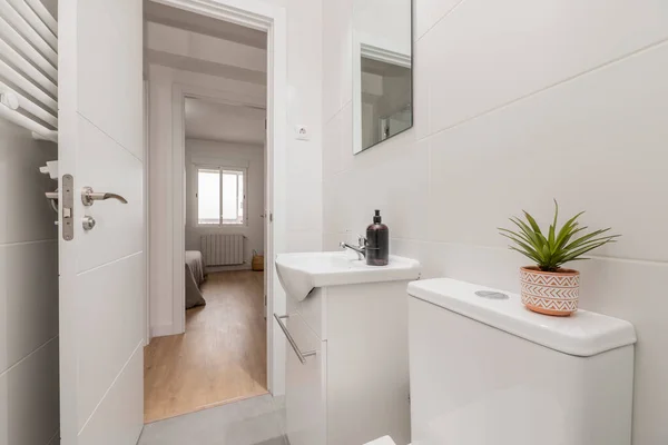 Badezimmer Mit Rahmenlosem Quadratischen Spiegel Weißem Porzellanwaschbecken Auf Glänzend Weißem — Stockfoto