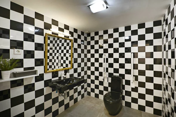 Μπάνιο Τετράγωνο Καθρέφτη Χρυσό Πλαίσιο Τετράγωνο Μαύρο Και Άσπρο Πλακάκια — Φωτογραφία Αρχείου