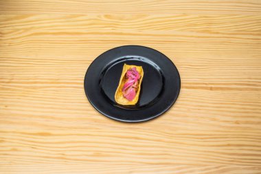 Cochinita pibil, Meksika 'nın Yucatan şehrinde bulunan, fındıklı domuz etine dayanan, muz yaprağına sarılmış ve İspanyol pib olarak bilinen kil bir fırında pişirilmiş bir güveçtir..