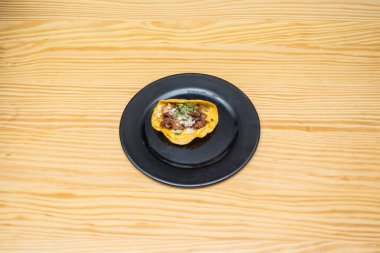 The suadero is the over-belly of the beef, it is the meat with fat that is between the ribs and the skin of the cow, as well as the breast meat