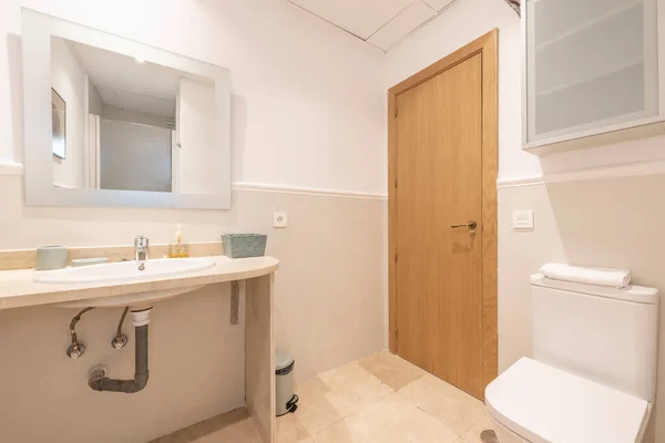Badezimmer Mit Waschbecken Aus Cremefarbenem Marmor Passend Zum Fußboden Gerahmter — Stockfoto