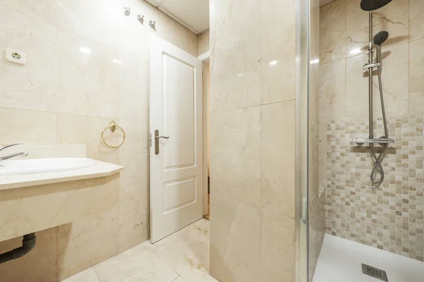 Łazienka Porcelanowym Zlewem Marmurowym Blatze Kolorze Kremowym Wbudowaną Kabiną Prysznicową — Zdjęcie stockowe