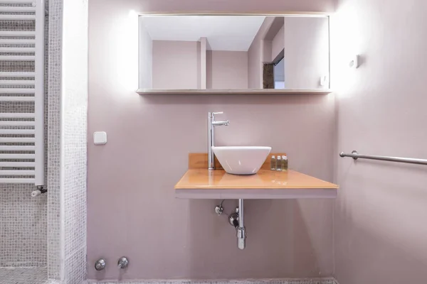 Fürdőszoba Porcelán Mosogatóval Függőlegesen Narancssárga Üveg Pult Felett Króm Csap — Stock Fotó