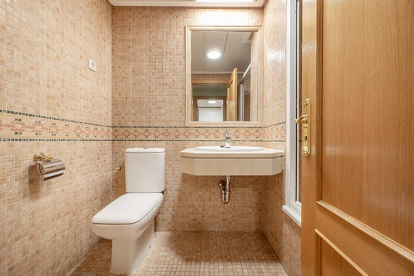 Fürdőszoba Porcelán Mosdóval Függőlegesen Márvány Pult Felett Csempe Falon Króm — Stock Fotó