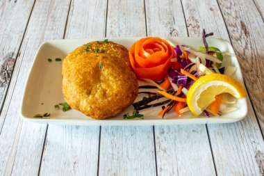 Aloo tikki haşlanmış ve baharatlı patates veya patatesten yapılan bir Kuzey Hindistan aperatifi. Delhi 'deki ve Hindistan' ın diğer bölgelerindeki bütün tezgah ve dükkanlarda bulunur.