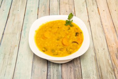 Marinera fasulyesi, geleneksel bir tarif ve deniz ürünleriyle hazırlayabileceğimiz en lezzetli yiyeceklerden biri, ayrıca, fasulye çok ucuz baklagillerdir.