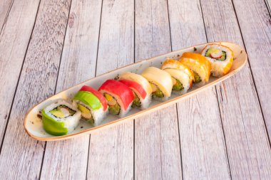 Gökkuşağı yuvarlama stili uramaki, her ısırığın üstünde bir tür balık bulunan bir uramaki türüdür. Tek bir uramaki böreğinin tepesinde farklı bir balık olmasına rağmen aynı dolguyla altı farklı ısırık bulunur.