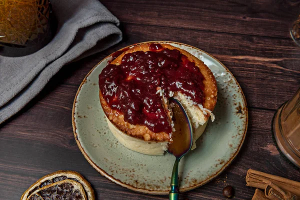 Çilek reçelli, tarçınlı ve portakal suyu olan özel cheesecake.