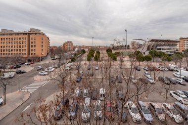 Çok bulutlu bir günde küçük bir futbol sahasının yanına park etmek.