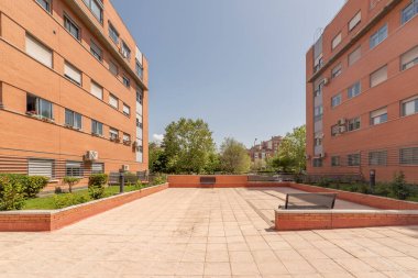 Dinlenme alanı, bankları ve bahçeleri olan bir iskan sitesi.