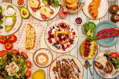 Tatlı tatlılar, pastalar ve kahvaltılıklar, şekerli kruvasanlar, meyveler, meyve salatası, vejetaryen tarifler, yumurtalar, kahve ve meyve suları.