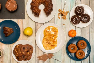 Tatlı tatlılar, kekler ve kahvaltılar, çikolatalı ve şekerli çörekler, şekerli meyveler, şuruplu krepler, kekler, çikolatalı turtalar.