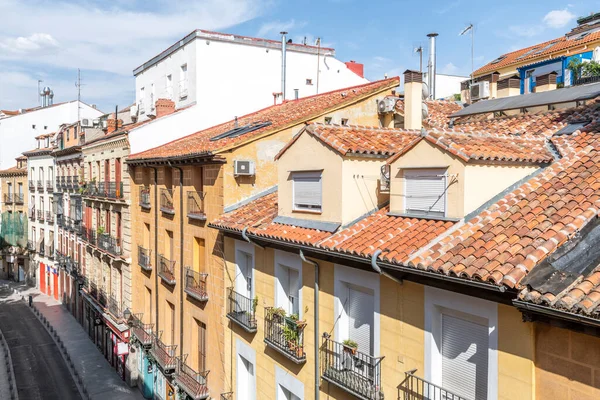 Fachadas Edificios Antiguos Con Tejados Dormitorios Una Calle Del Centro — Foto de Stock