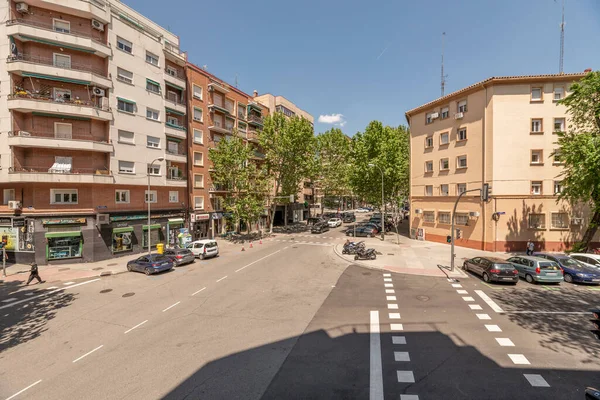 Street Crossing Pedestrian Crossings Urban Residential Buildings Madrid Neighborhood — 图库照片