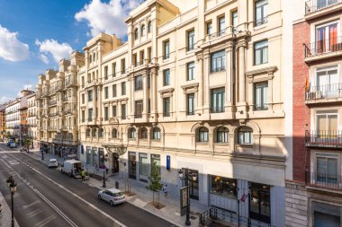 Madrid 'in Atocha caddesindeki kentsel konut binalarının cepheleri