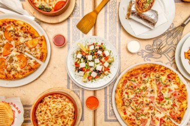 Pizza, kebap, Türk salatası ve sosun en iyi görüntüsü.