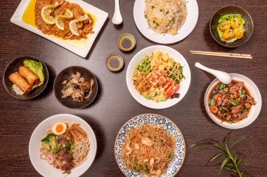 Yumurtalı Asya yemekleri, limonlu tavuk, üç lezzetli pilav, baharatlı biftek, domuz etli ramen ve erişte.