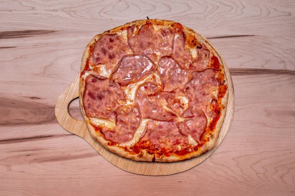 Delicious Italian Pizza Stone Baked Prosciutto Bacon — Fotografia de Stock