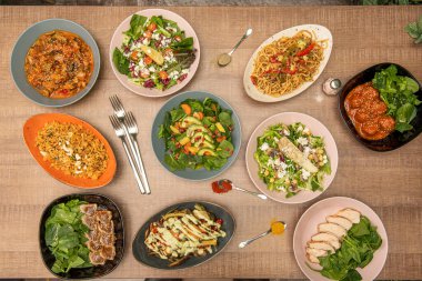 Taze meyveli sağlıklı yemek takımları, doğal meşe ağacından bir masada sebzeler.