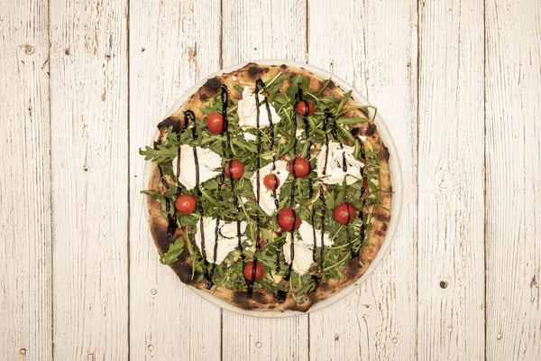 Imagem Vista Superior Pizza Com Arugula Queijo Cabra Tomate Cereja — Fotografia de Stock