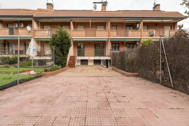 Birkaç katlı ve terrazzo zeminli tek kişilik evlerin cepheleri.