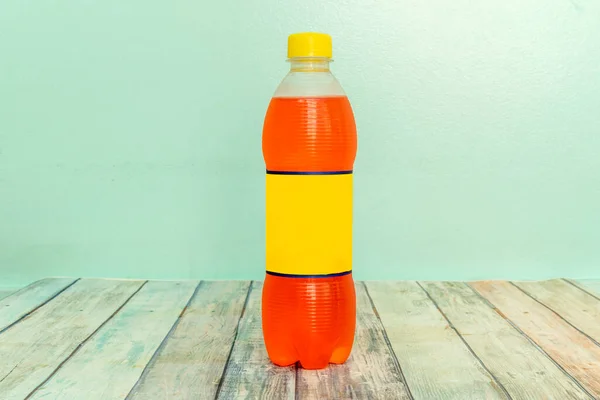 Bebida Cor Laranja Refrescante Recipiente Plástico Mesa Madeira — Fotografia de Stock