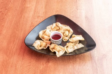 Won ton çok ince ve doldurulmuş bir hamurdur ve Çin mutfağında çok yaygındır. Çorbada pişirilir ve başlangıç olarak ya da Çin mutfağının bir parçası olarak kızartılır..