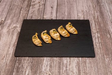 Jiaozi, Çin Yeni Yıl kutlamalarında en çok yenen yiyeceklerden biridir. Bu yemeğin şekli Çin taelini anımsatıyor; ve bu yüzden iyi şansı simgeliyor.