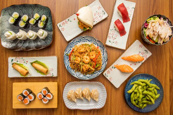 Set Asian Food Dishes Sushi Avocado Maki Shrimp Noodles Edamame — ストック写真