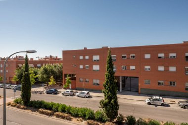 Güneşli bir günde tuğla kil ile inşa edilmiş bir şehir konutu cephesi