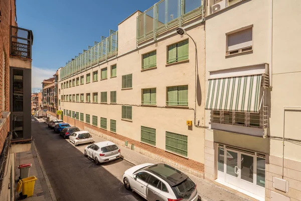 Facade Residential Buildings Narrow Street Full Parked Cars — 图库照片