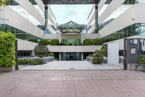 Entrance Office Building Concrete Glass Facades Gardens — Foto de Stock