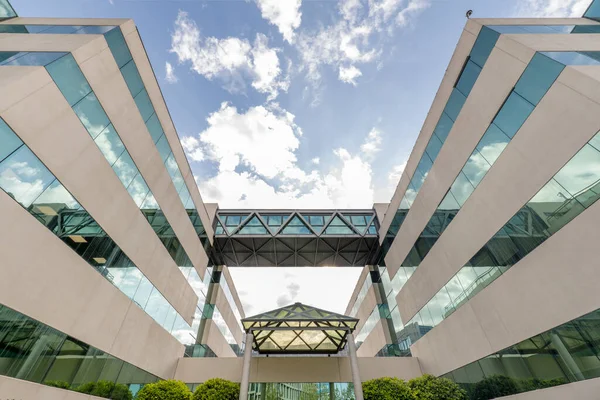 Entrance Office Building Concrete Glass Facades Gardens Enclosed Walkway Blue — Foto de Stock