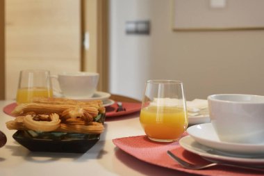 Elmassız kahvaltı yuvarlak beyaz bir masada