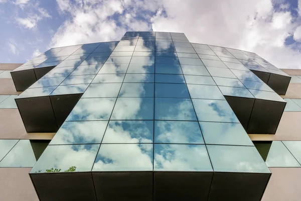 Office Building Facade Lots Mirrors Reflecting Sky Clouds — Foto de Stock