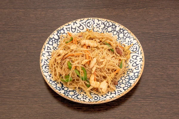油炸面条是亚洲菜中最常见的面条 种类繁多 烹调风格和配料繁多 但它们都有共同的配料 — 图库照片