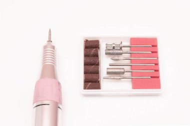 Çivileri dosyalamak ve dekore etmek için torna ve çeşitli aksesuarlar