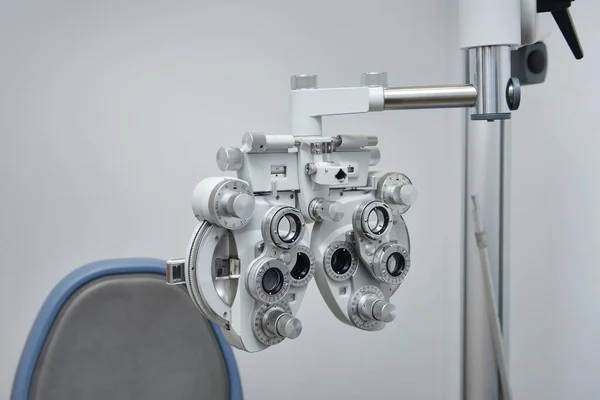 Pokój Optometrycznym Przyrządem Optycznym Niebieskim Siedziskiem — Zdjęcie stockowe