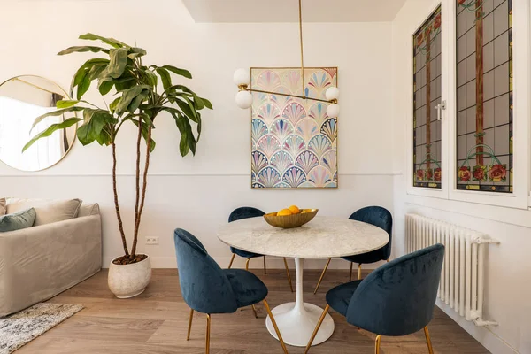 Wohnzimmer Mit Blauen Samtstühlen Rundem Marmortisch Obstschale Und Bleifenstern Gusseisernem — Stockfoto