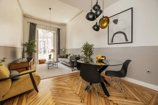 Sala Estar Com Mesa Jantar Redonda Vidro Com Peça Central — Fotografia de Stock