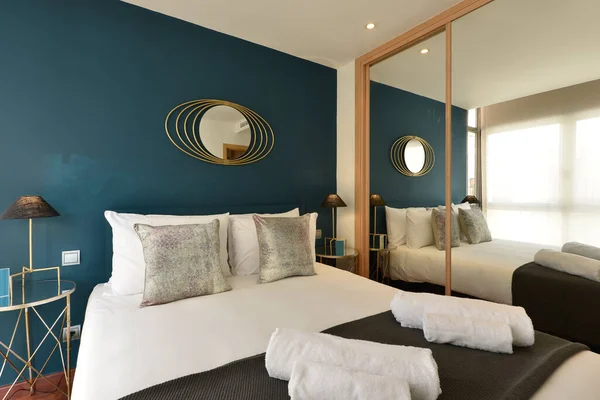 Dormitorio Con Cojines Plateados Pared Color Azul Armario Empotrado Con —  Fotos de Stock