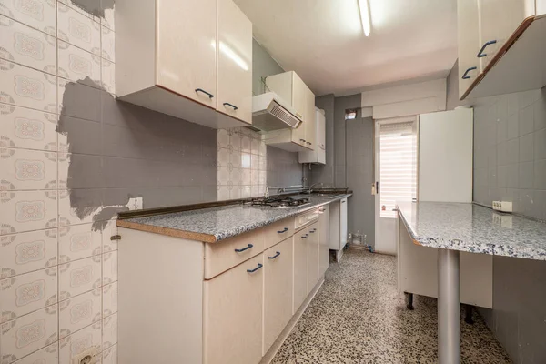 Κουζίνα Παλιά Ξύλινα Έπιπλα Μισοβαμμένους Τοίχους Και Πατώματα Terrazzo — Φωτογραφία Αρχείου