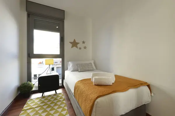 Jugendschlafzimmer Mit Einem Einzelbett Mit Passenden Kissen Und Kissen Einem — Stockfoto