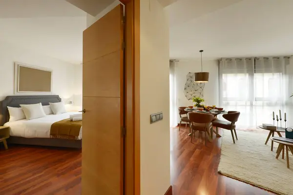 Schlafzimmer Mit Doppelbett Fenster Mit Vorhängen Kopfteil Aus Grauem Stoff — Stockfoto