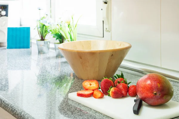 Fruit Granite Countertop Teflon Board Strawberries Ripe Mango Wooden Bowl — Stock Photo, Image