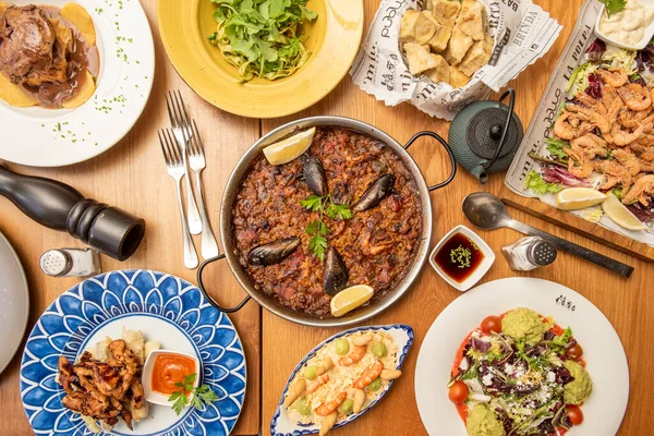 İspanyol gastronomi tariflerinin tabakları ve başlangıçları kızarmış karidesli tapas, midyeli deniz ürünleri paella, güzel karidesli Rus salatası ve birazda salata