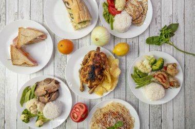 Bol buğulanmış sebzeli sağlıklı yemek takımları, buğulanmış pirinç, mangal kömürlü tavuk, jambonlu sandviç, taze fesleğen ve ızgara tavuk fileto.