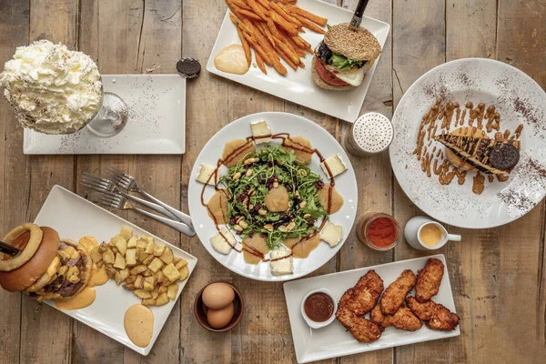 Conjunto Pratos Fast Food Com Saladas Pedaço Bolo Hambúrguer Com — Fotografia de Stock