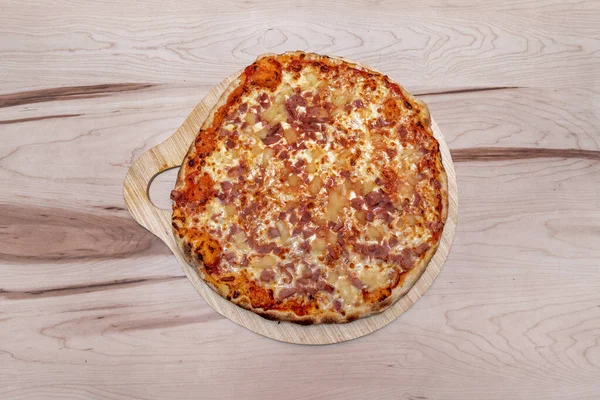 Pizza Familiale Avec Ananas Jambon Beaucoup Fromage Sur Une Planche — Photo