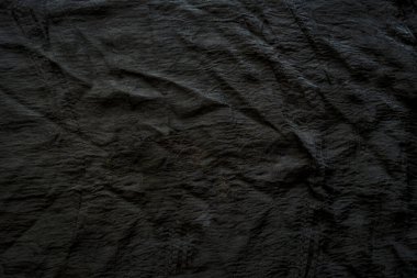 Bazı kırışıklıklar olan siyah kumaş arkaplan